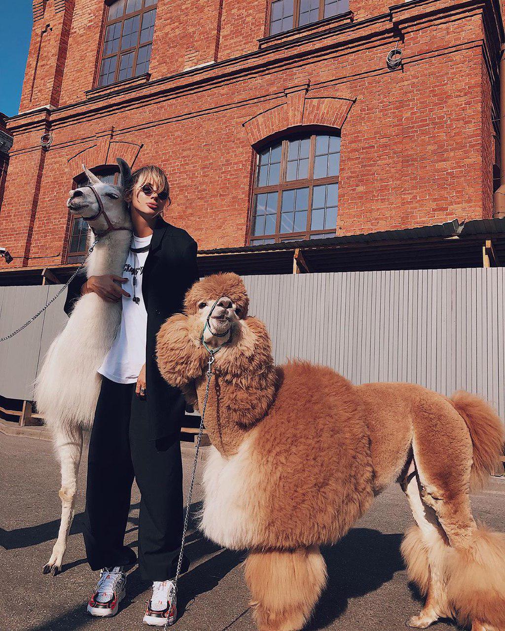 Троє зі скриньки: Лобода здивувала фанатів незвичайним знімком із "подружками"