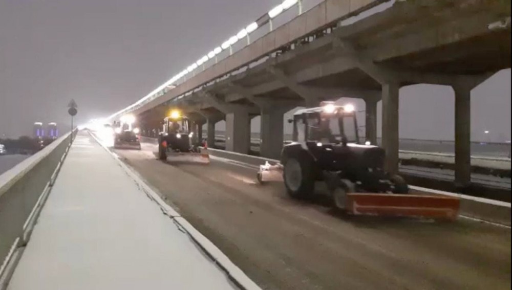 Метель не прекращается, а дороги превратились в каток: Киев засыпает снегом