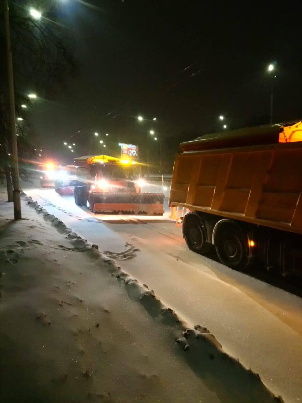 Метель не прекращается, а дороги превратились в каток: Киев засыпает снегом