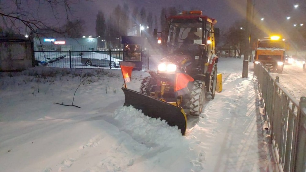 Метель не прекращается, а дороги превратились в каток: Киев засыпает снегом