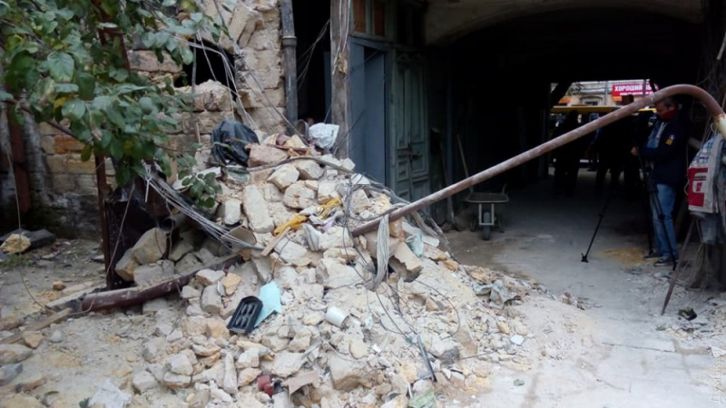 В Одессе обрушилась часть жилого дома и повредила газопровод