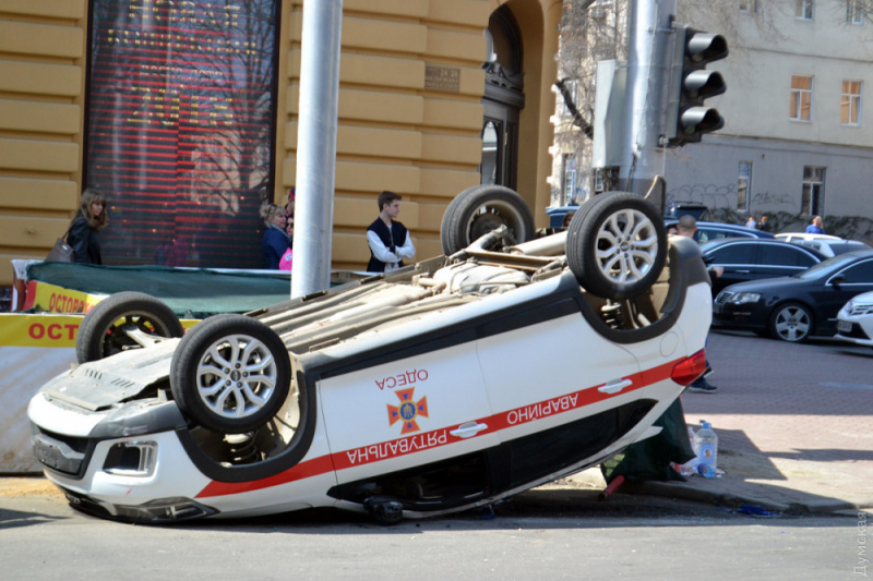В Одессе в результате аварии перевернулась машина ГСЧС, есть пострадавшие