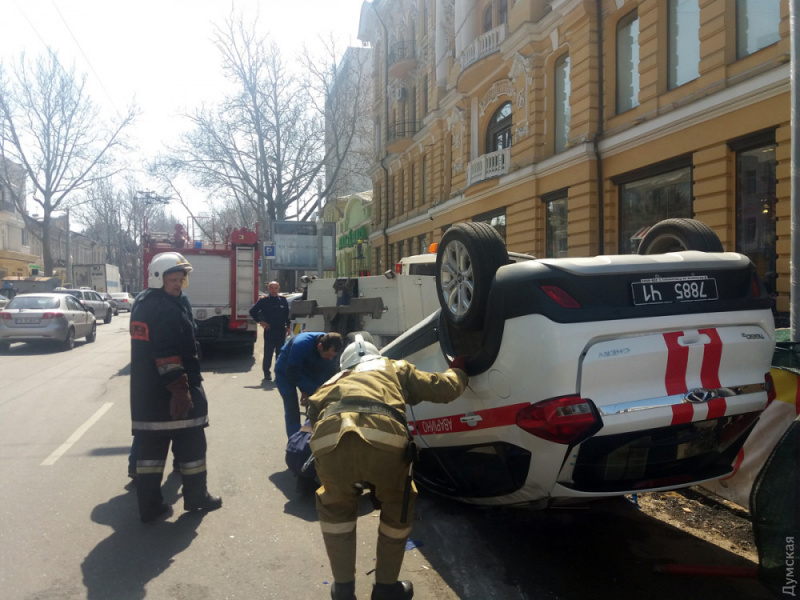 В Одессе в результате аварии перевернулась машина ГСЧС, есть пострадавшие