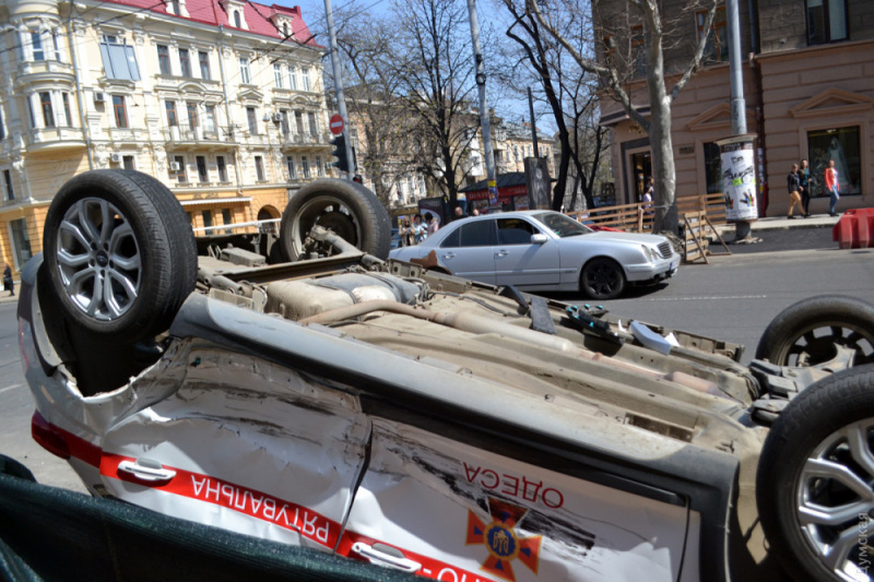 В Одессе в результате аварии перевернулась машина ГСЧС, есть пострадавшие