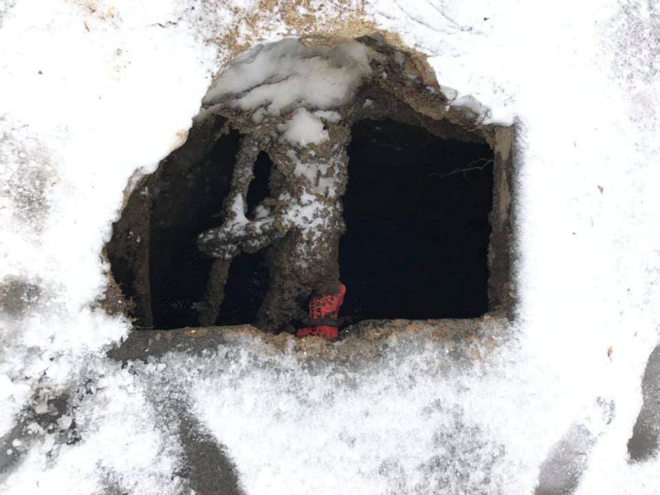 В Одессе женщина с детской коляской провалилась в огромную яму: подробности