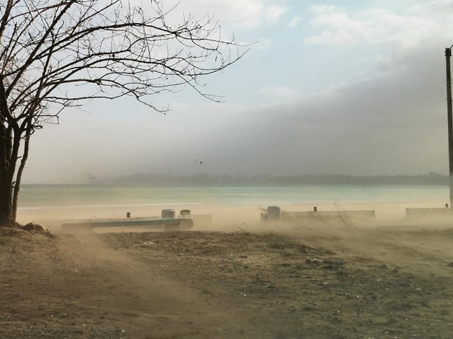 Из-за шторма отступила вода с пляжей