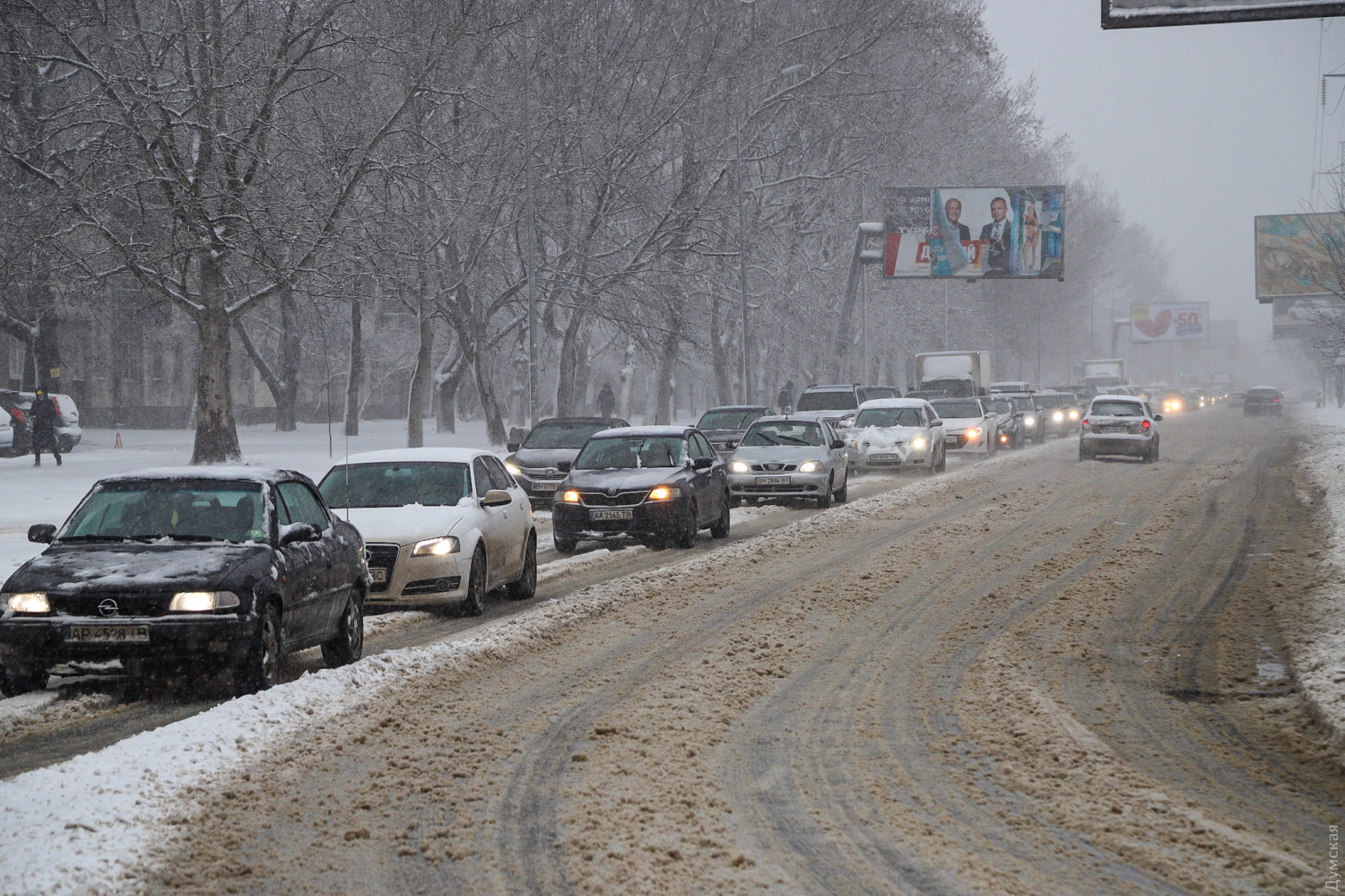 Одесу знову засипало снігом: місто паралізоване