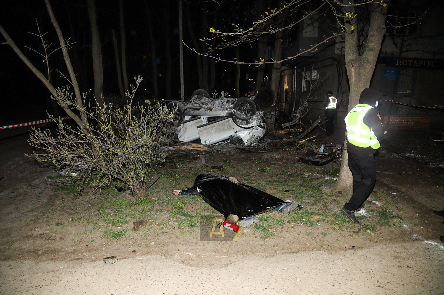 В Одессе автомобиль вылетел с дороги во двор: один человек погиб, четыре пострадали