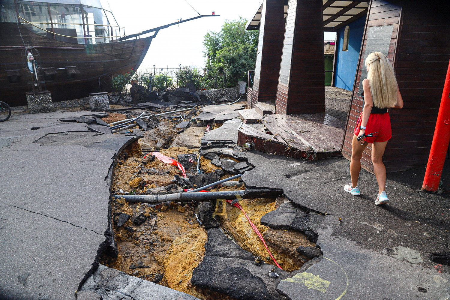 Затоплены магазины, уничтожен пляж и асфальт: на Одессу налетел жуткий ураган