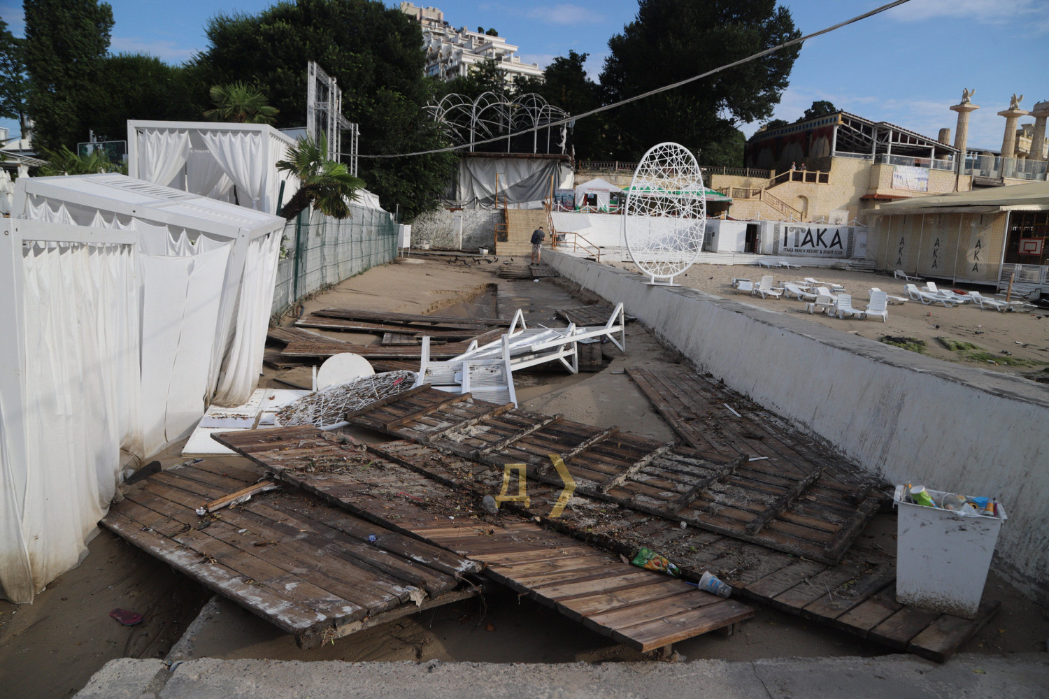 Затоплены магазины, уничтожен пляж и асфальт: на Одессу налетел жуткий ураган