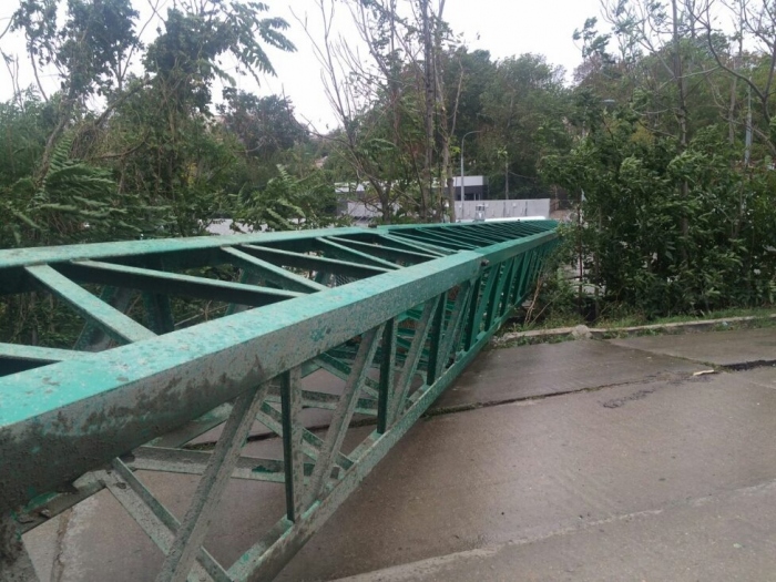 Фото: кроме того повреждена арка ограды парка