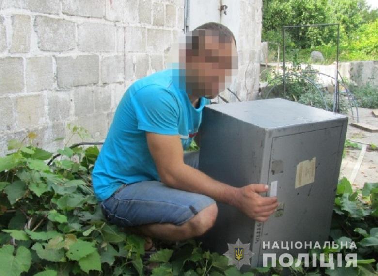 В Киеве мужчина вынес с работы сейф: внутри оказалось не желаемое