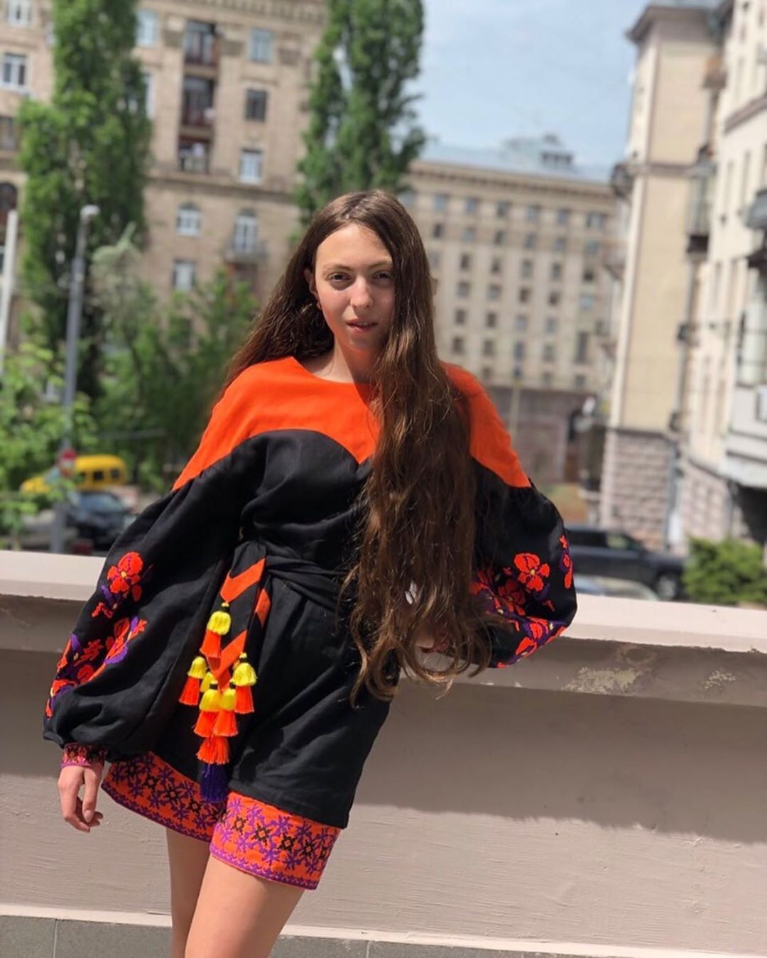 У кого круче? Оля Полякова с дочками похвастались стильными вышиванками