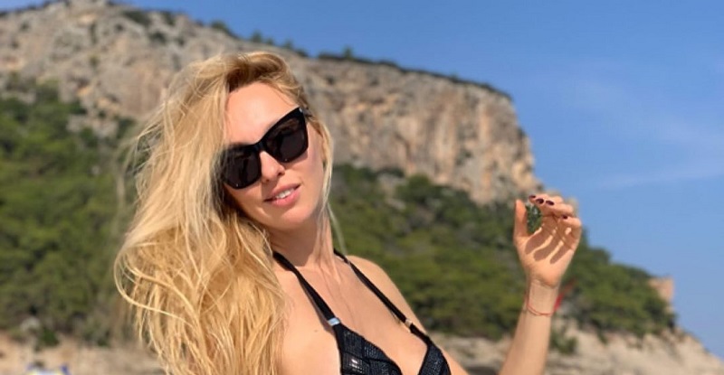 Одні бікіні на двох: дочка Олі Полякової позувала біля басейну в маминому купальнику