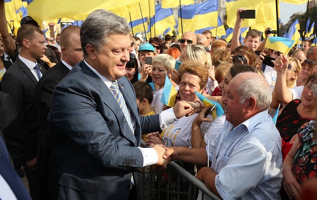 Понад 90% українців пишаються національною символікою, - Порошенко