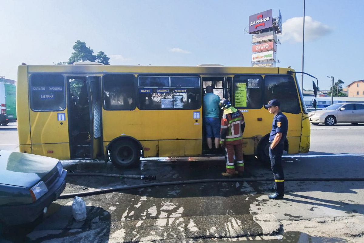 Вигорів весь салон: у Києві на ходу загорілась маршрутка (фото, відео)