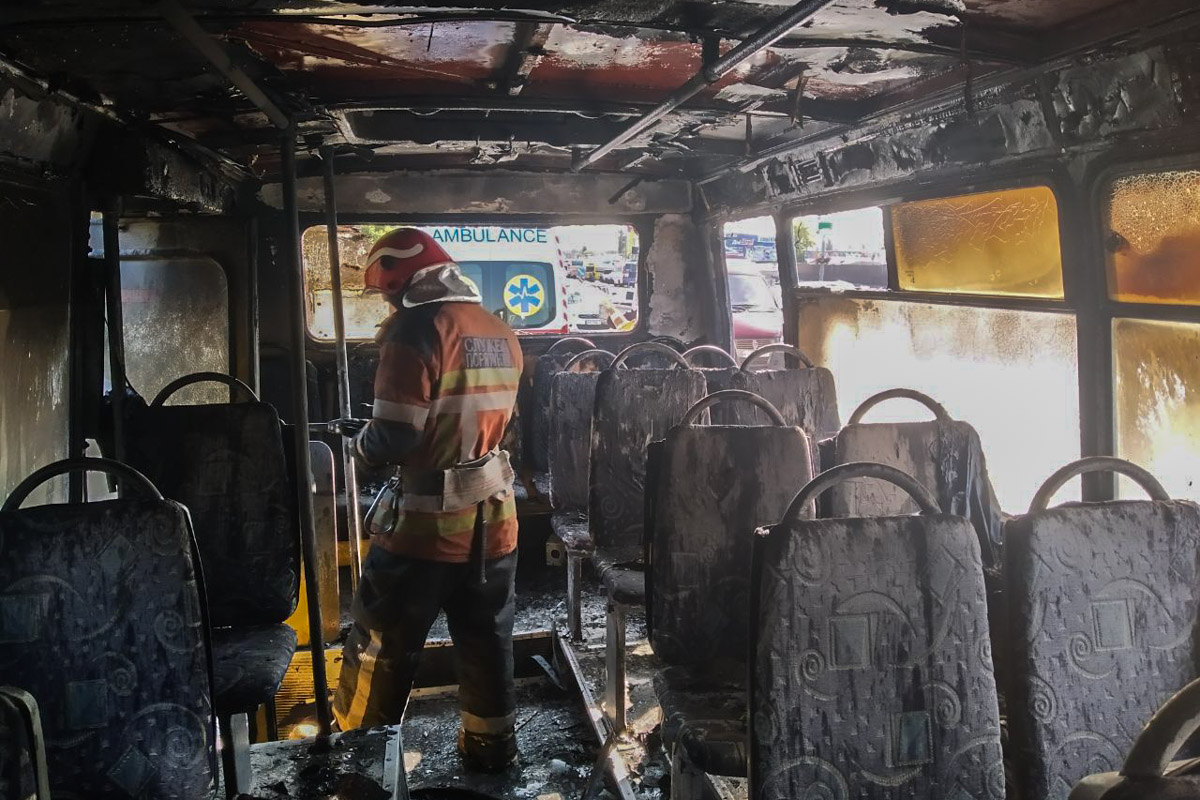 Вигорів весь салон: у Києві на ходу загорілась маршрутка (фото, відео)