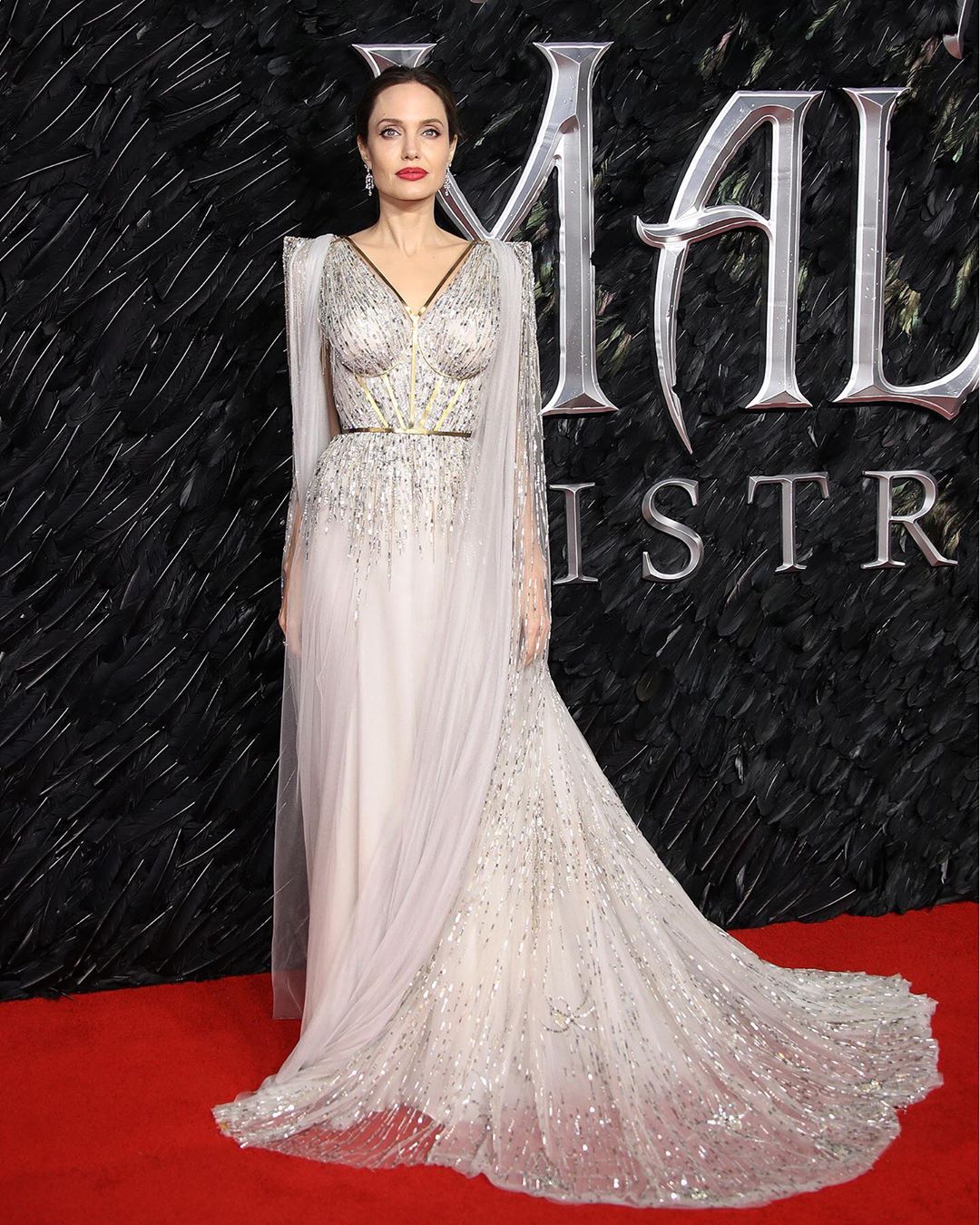 Ще красивіше: Анджеліна Джолі підкорила Лондон розкішним сріблястим нарядом