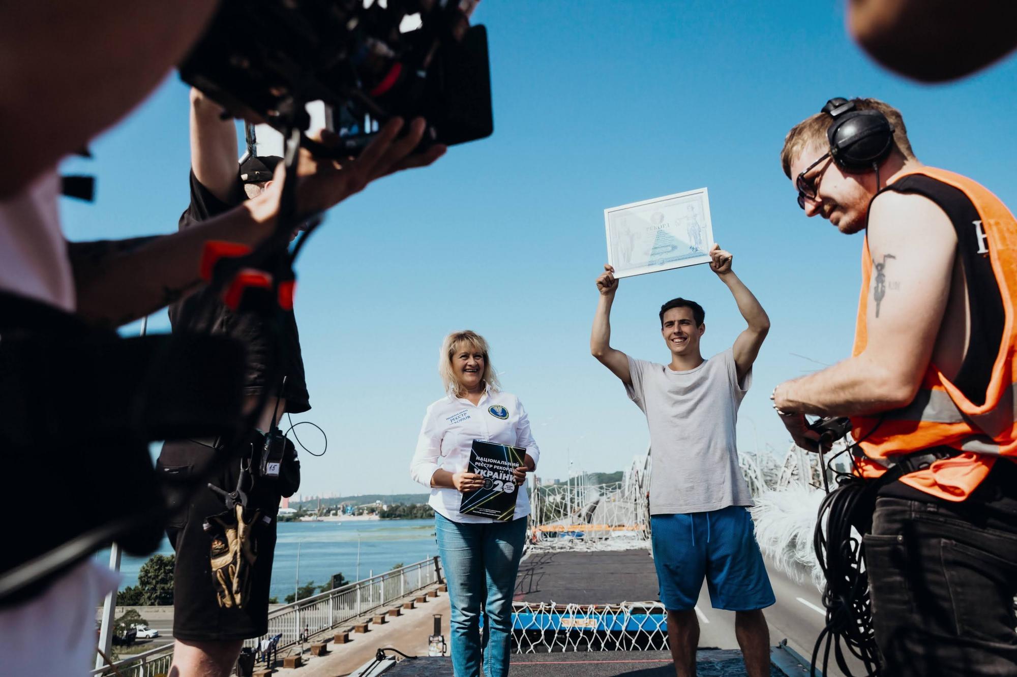 Украинец сделал сальто между двумя движущимися грузовиками: впечатляющее видео