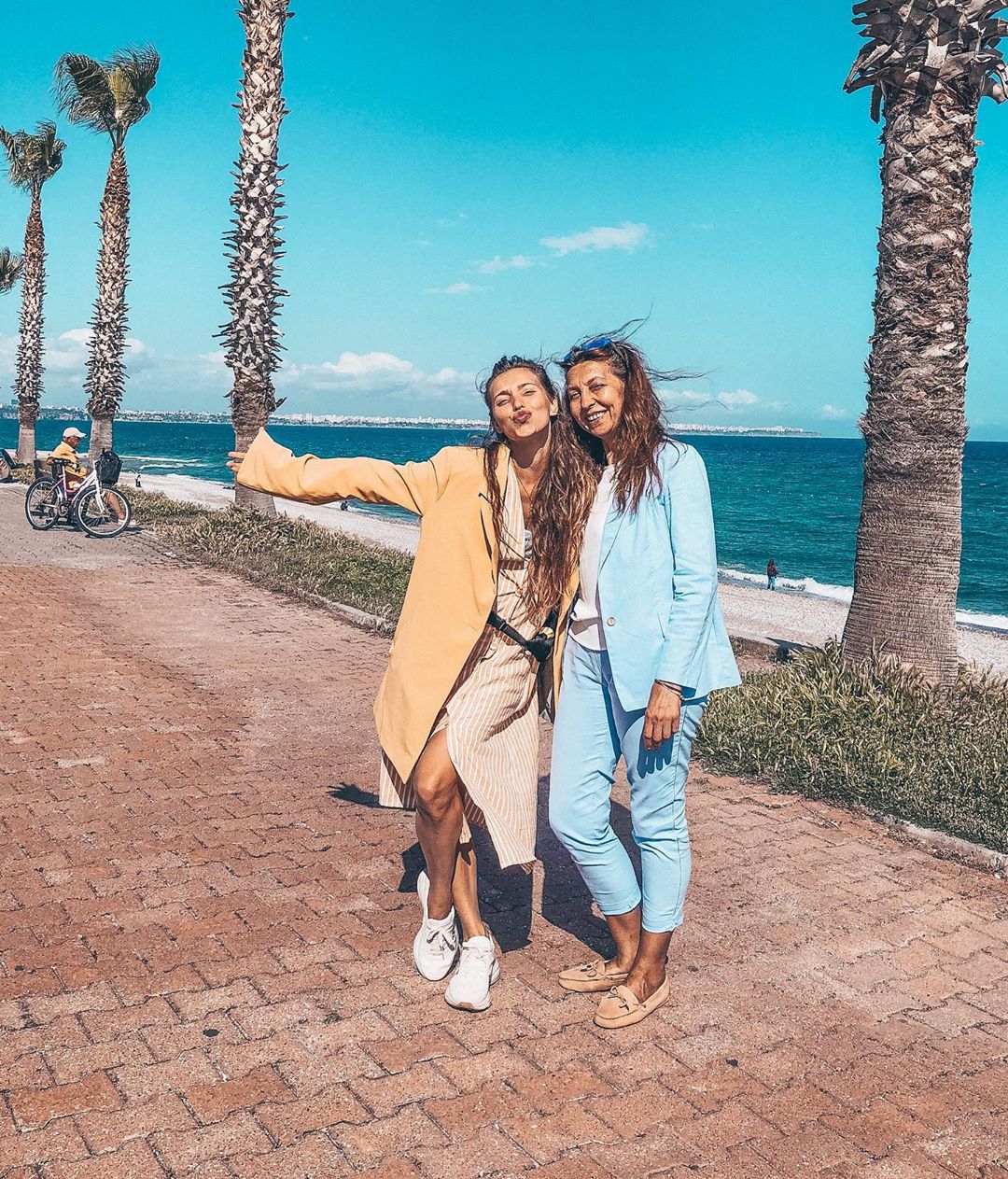 "У вас ее улыбка": Регина Тодоренко поразила схожестью с мамой на ярком фото