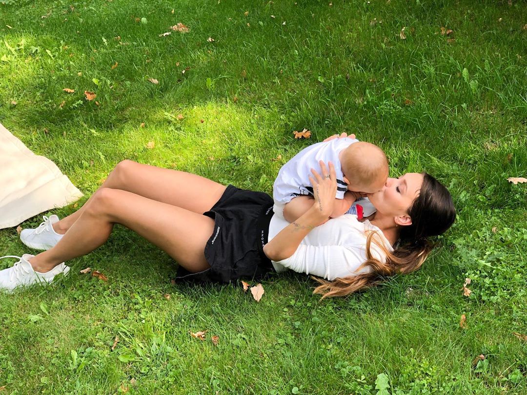 Регіна Тодоренко поділилася топ лайфхаків, як подорожувати з малюком у літаку