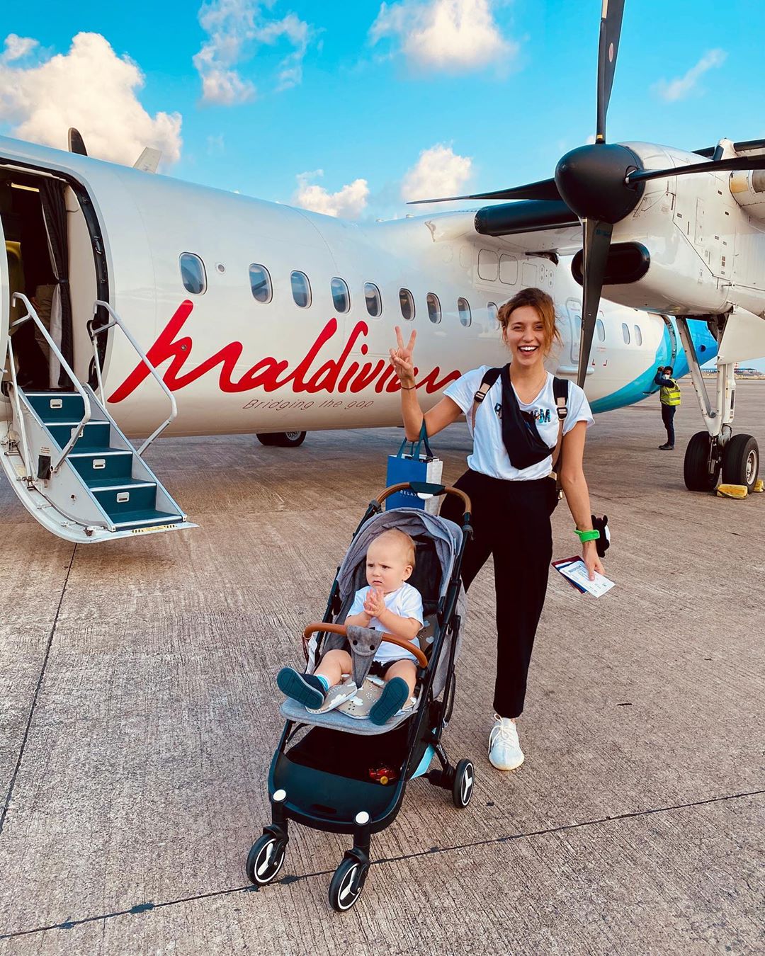 Регіна Тодоренко поділилася топ лайфхаків, як подорожувати з малюком у літаку