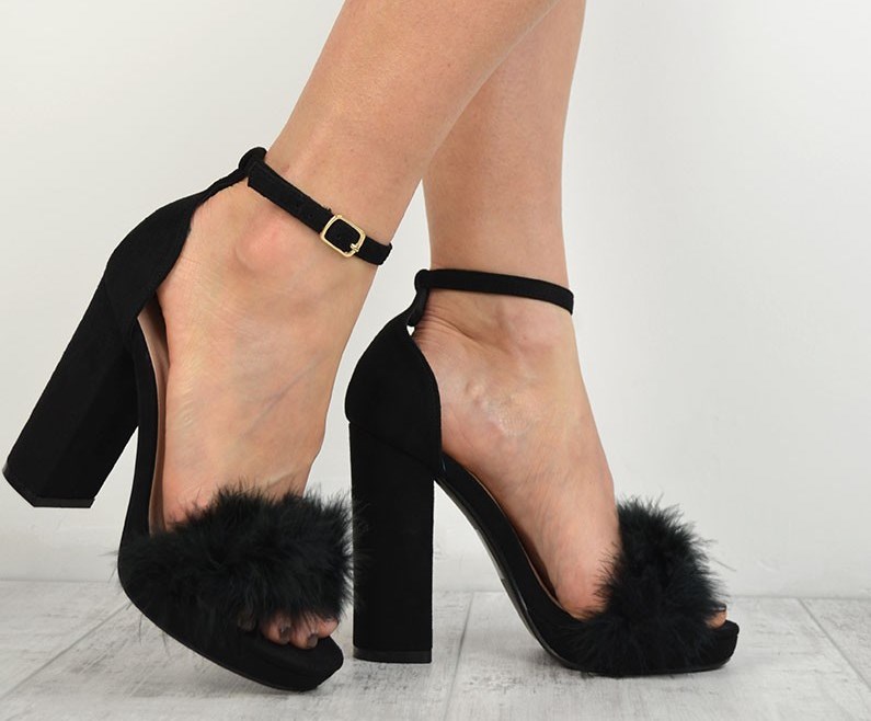 Босоножки с перьями марабу: как и с чем носить главный обувной тренд лета