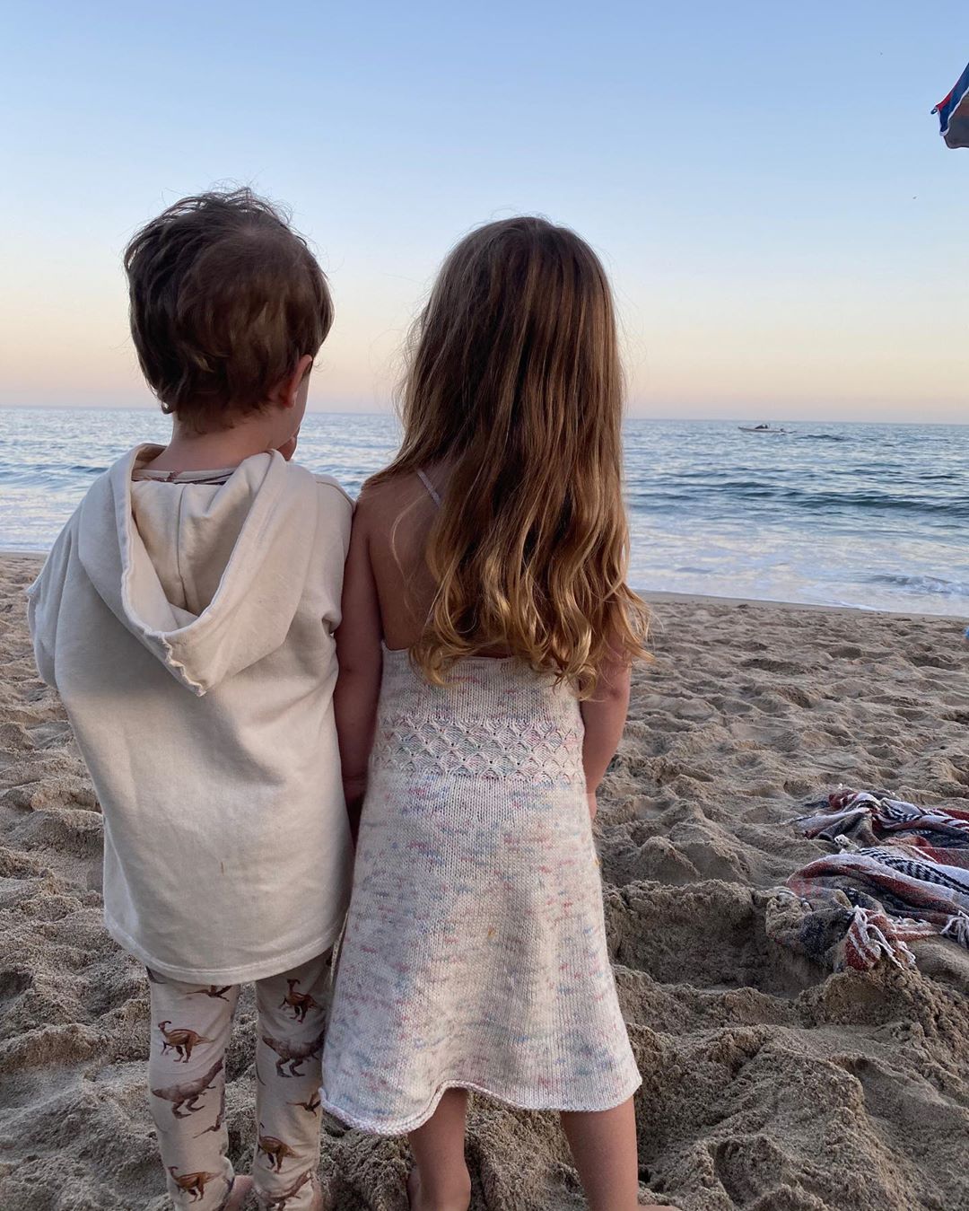 Активный и любвеобильный: Роузи Хантингтон-Уайтли очаровала редкими фото 3-летнего сына от Джейсона Стэтхема