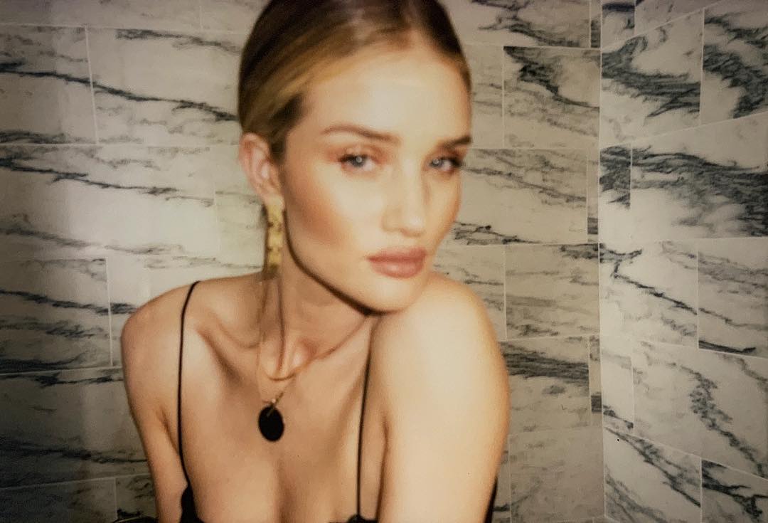 Зажги ночь! Топ-3 соблазнительных образа от Роузи Хантингтон-Уайтли, которые сделают вас звездой вечера