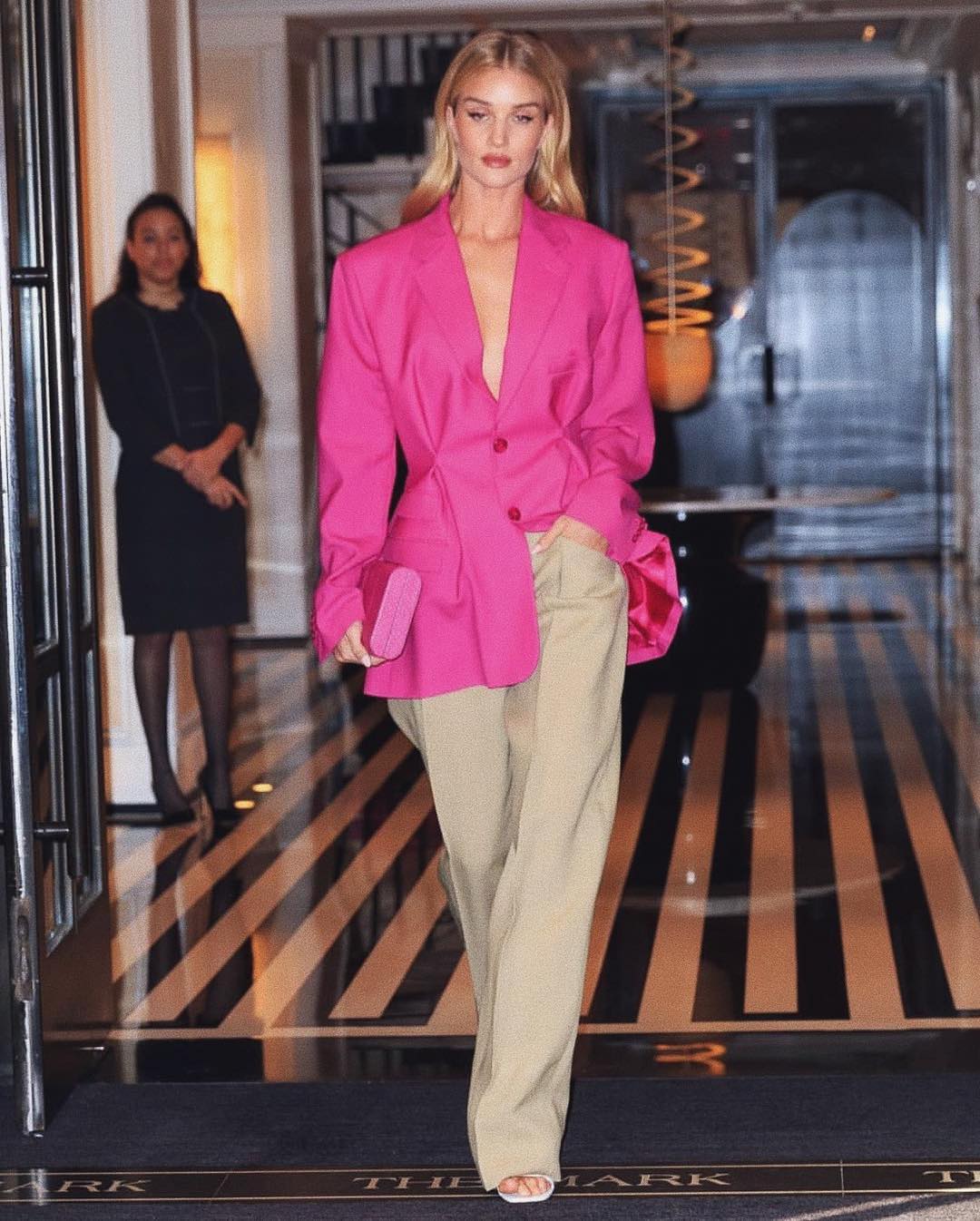 Яркие будни: Роузи Хантингтон-Уайтли показывает 4 нескучных образа для офиса