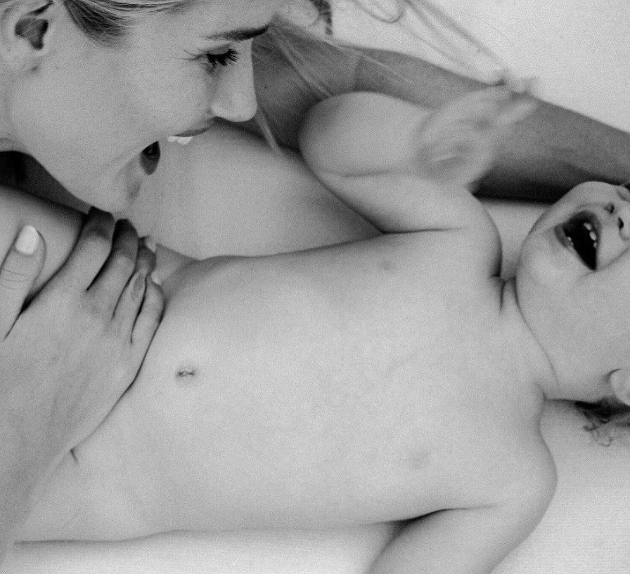 Любовь всей жизни: Роузи Хантингтон-Уайтли растрогала редким фото с сыном