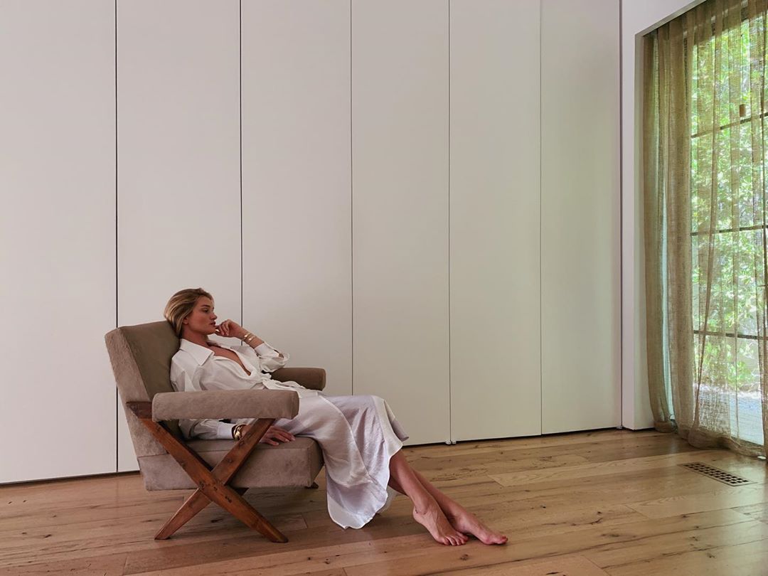 Уроки стиля: Роузи Хантингтон-Уайтли показала, как носить трендовые вещи сезона