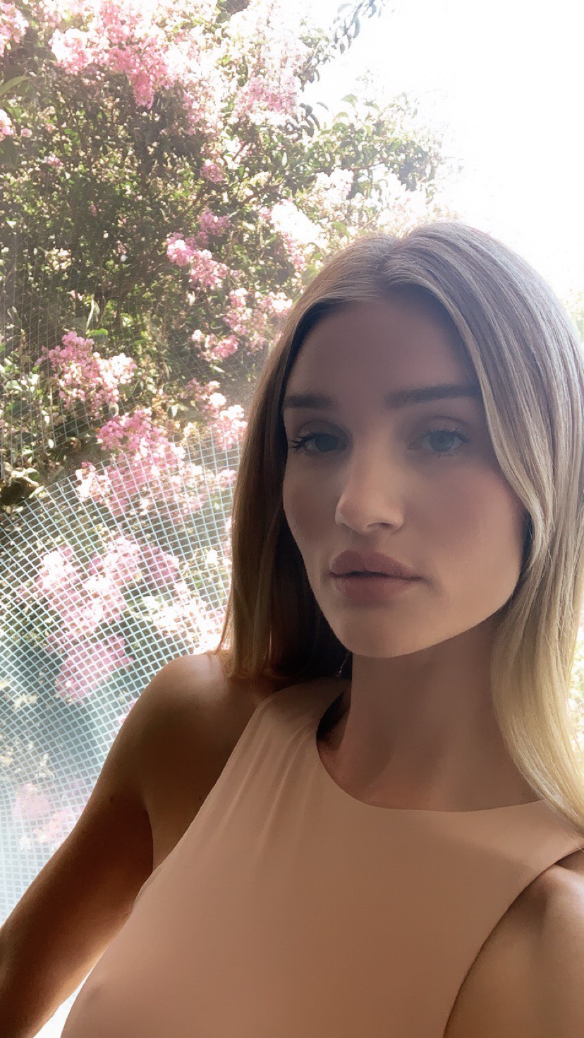 Формируем осенний гардероб: Роузи Хантигтон-Уайтли демонстрирует любимые вещи сезона