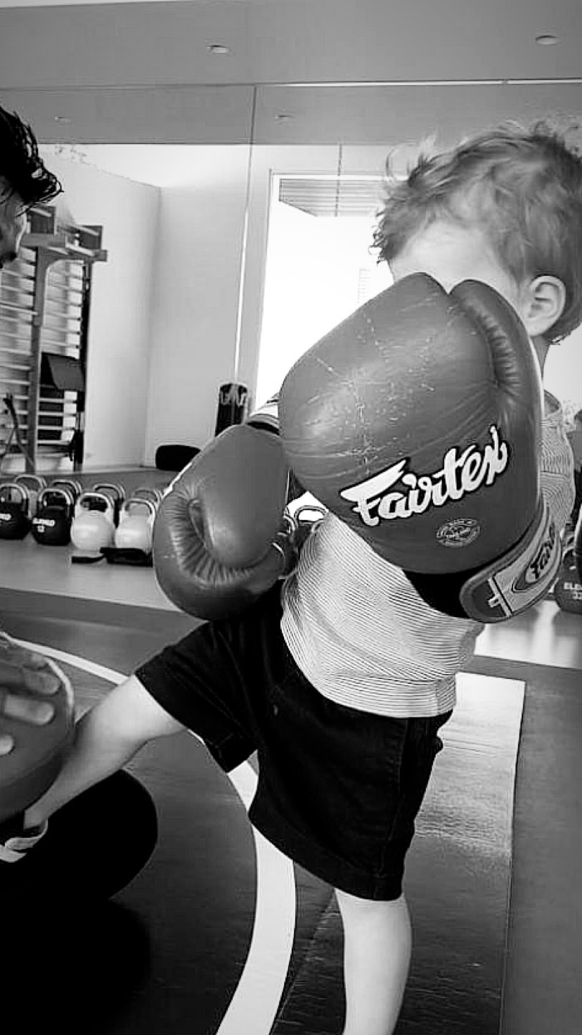 Весь в папу: Роузи Хантингтон-Уайтли показала, чем увлекается ее 2-летний сын от Джейсона Стетхэма