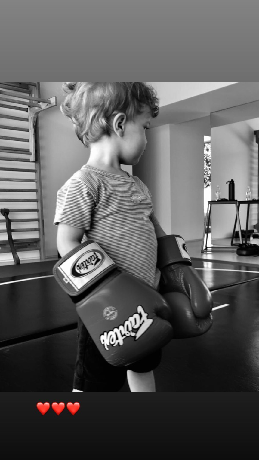 Весь в папу: Роузи Хантингтон-Уайтли показала, чем увлекается ее 2-летний сын от Джейсона Стетхэма