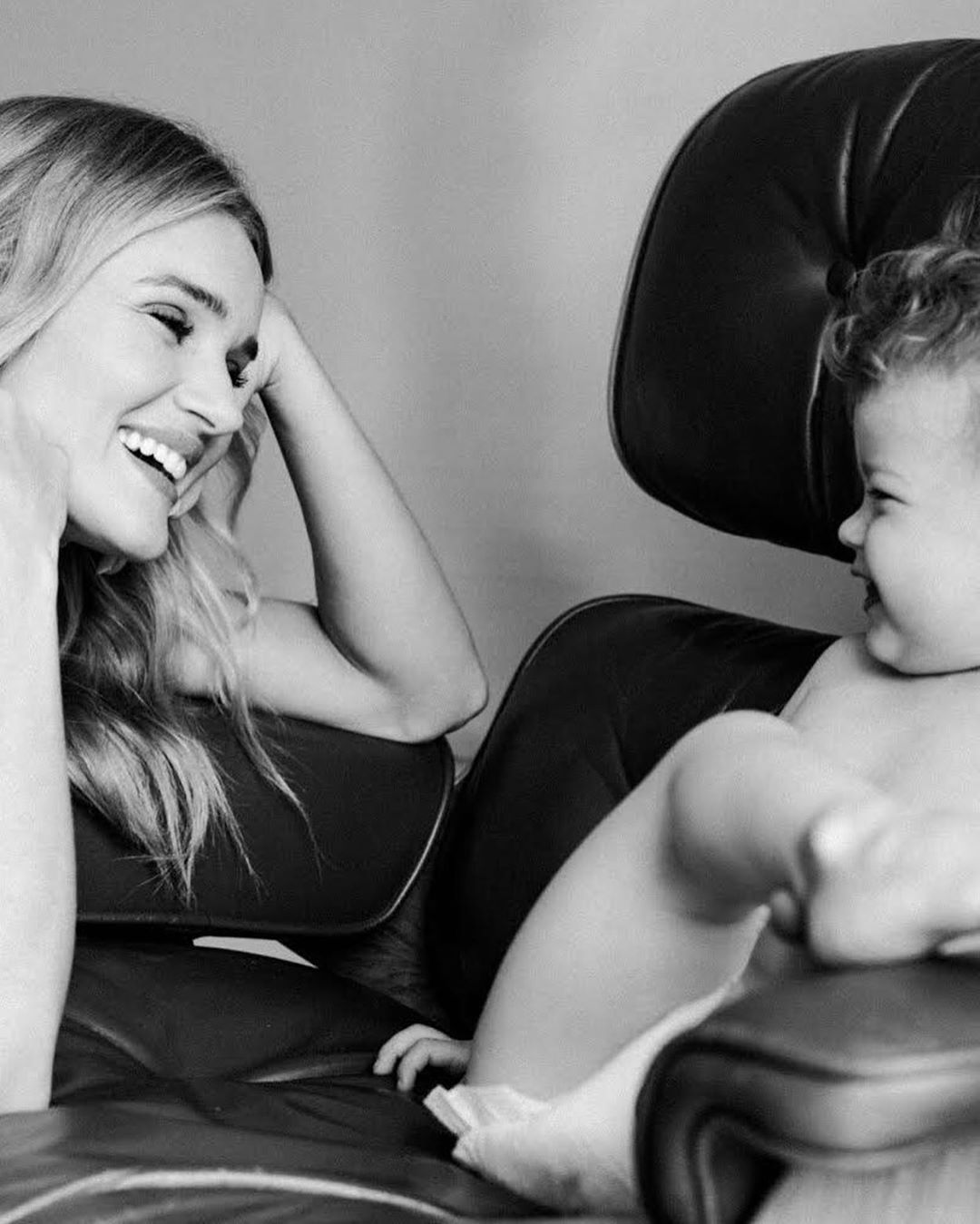 Гаряча матуся: Ешлі Грем показала спокусливі форми у відвертій сукні