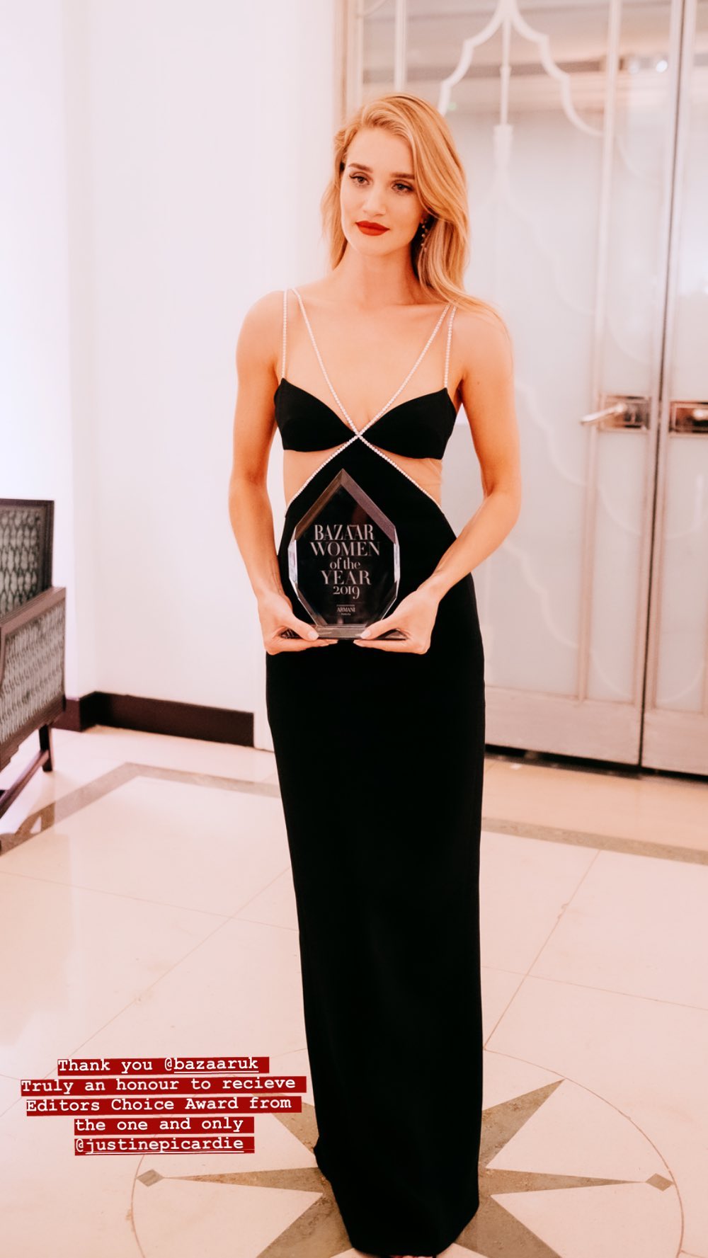 В "голом" платье и под руку с любимым: Роузи Хантингтон-Уайтли в роскошном наряде блистает в Лондоне