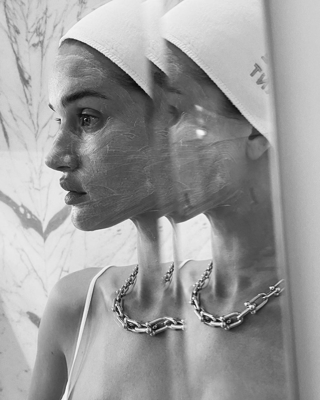 Икона стиля дома: Роузи Хантингтон-Уайтли демонстрирует безупречный образ в трендовых оттенках