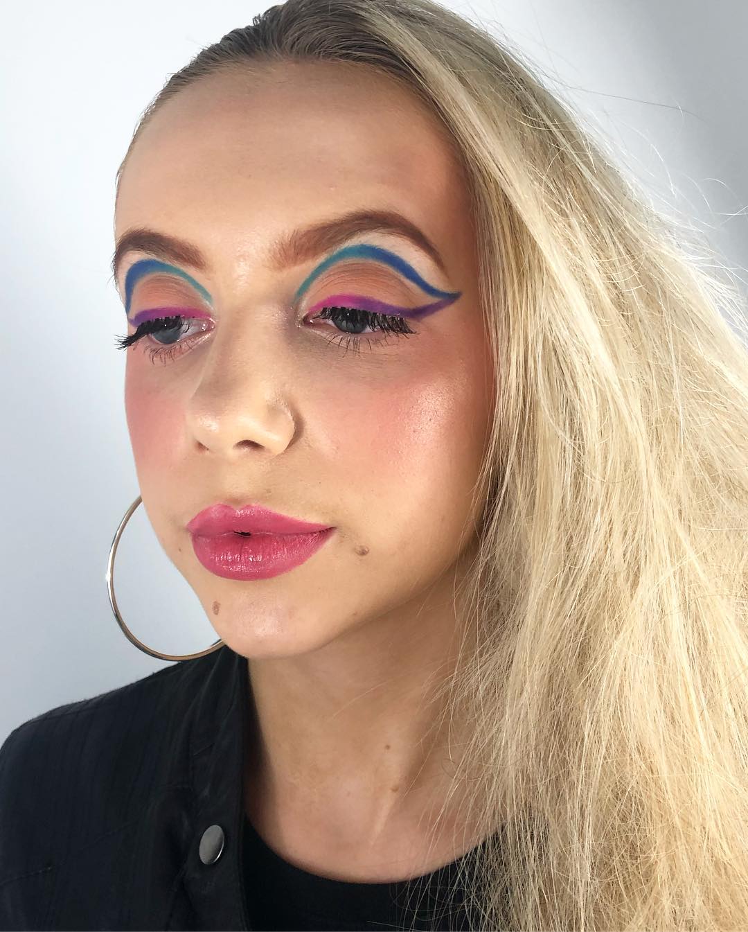 Різнобарвна грайливість: у мережі "сходять з розуму" за макіяжем в стилі 80-х (яскраві фото)