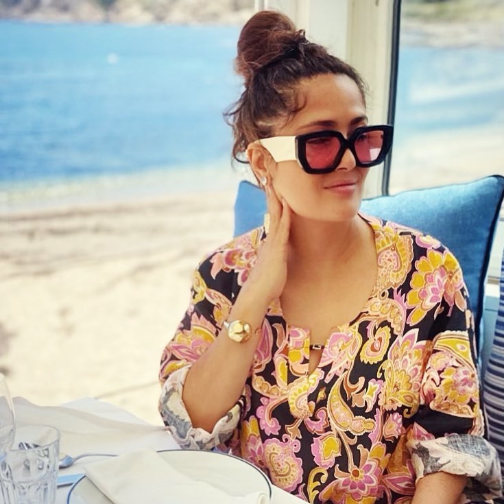Идеальна с ног до головы: Сальма Хайек демонстрирует яркий пляжный образ и самые модные очки сезона