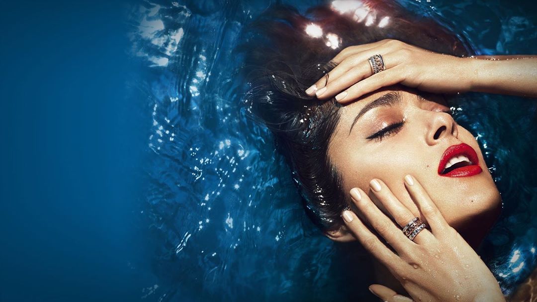 Идеальна с ног до головы: Сальма Хайек демонстрирует яркий пляжный образ и самые модные очки сезона