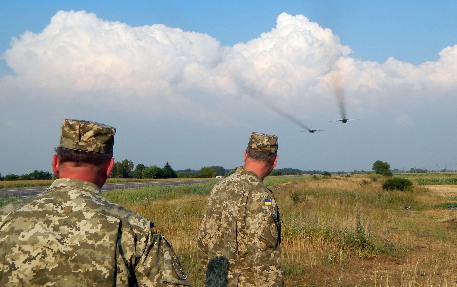 Украинские истребители отработали взлет и посадку на автотрассу, - Минобороны