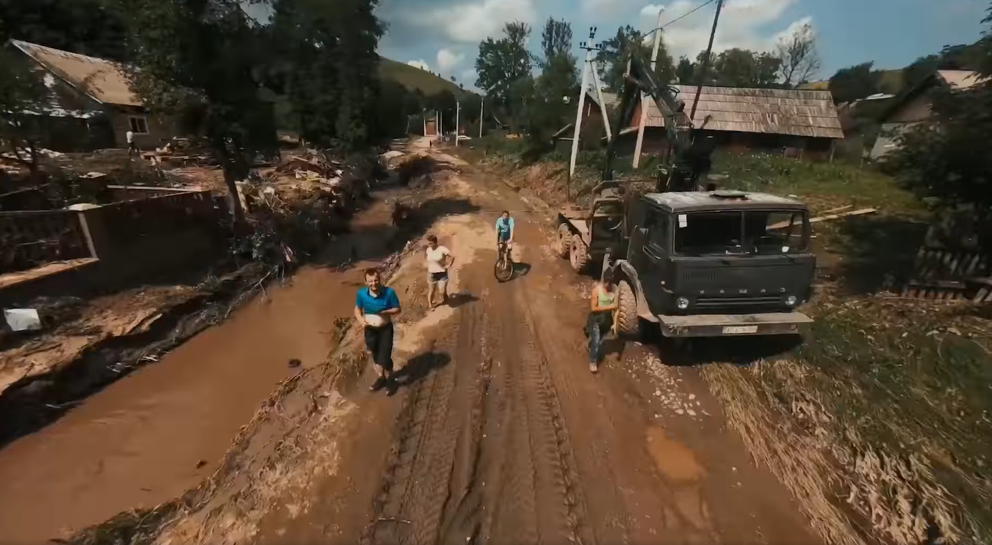 "В этих глазах нет страха": на Закарпатье девочка спасла четверых детей от наводнения