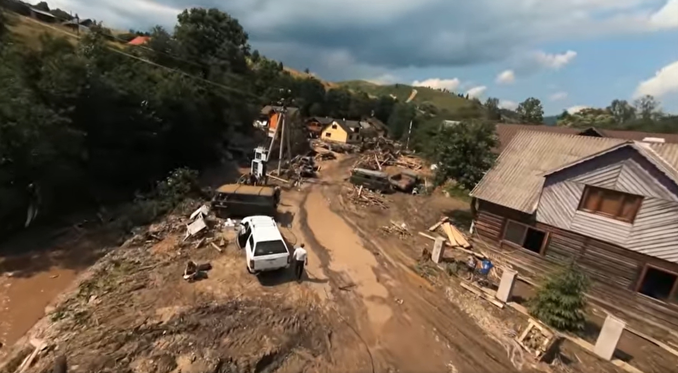 "В этих глазах нет страха": на Закарпатье девочка спасла четверых детей от наводнения