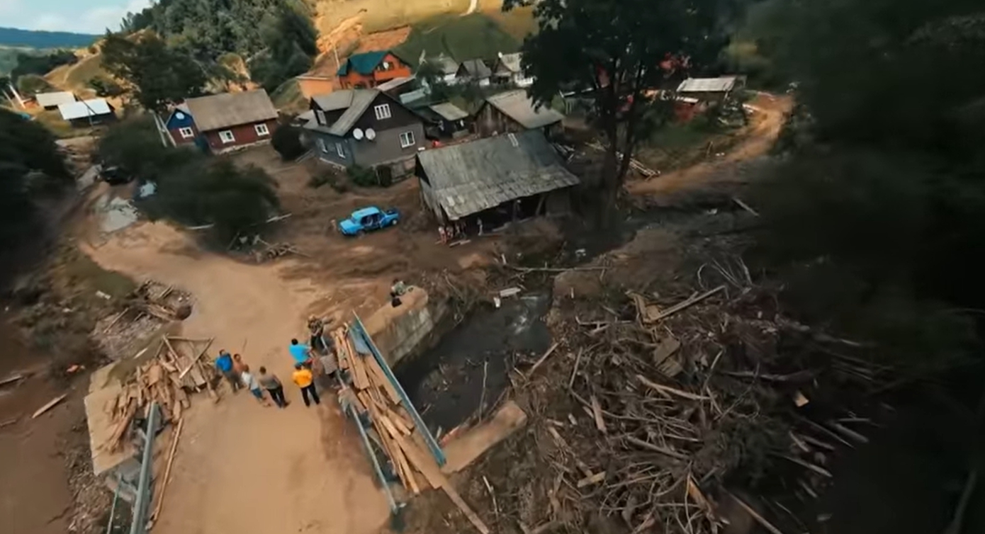 "В этих глазах нет страха": на Закарпатье девочка спасла четверых детей от наводнения