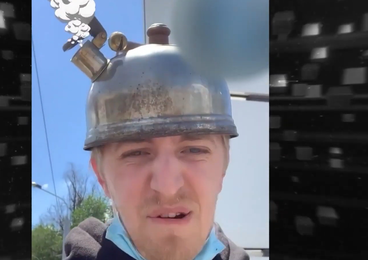 Рэпершу Alyona Alyona застукали на улице с возлюбленным: кто он и как выглядит