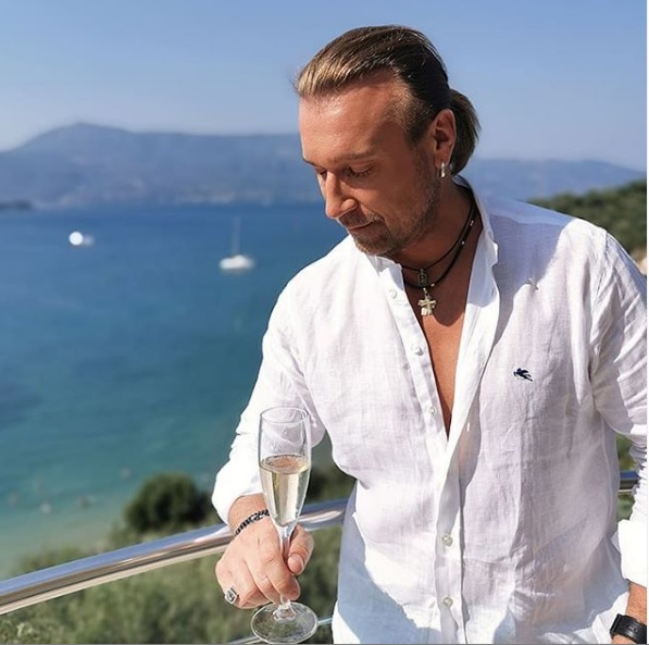 Как можно быть таким прекрасным? Винник на острове с бокалом очаровал поклонниц (фото)