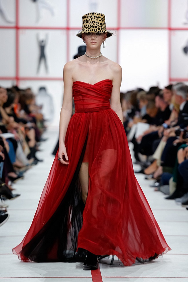 Бунт, класика і фемінізм: легендарний будинок Dior представив у Парижі нову колекцію