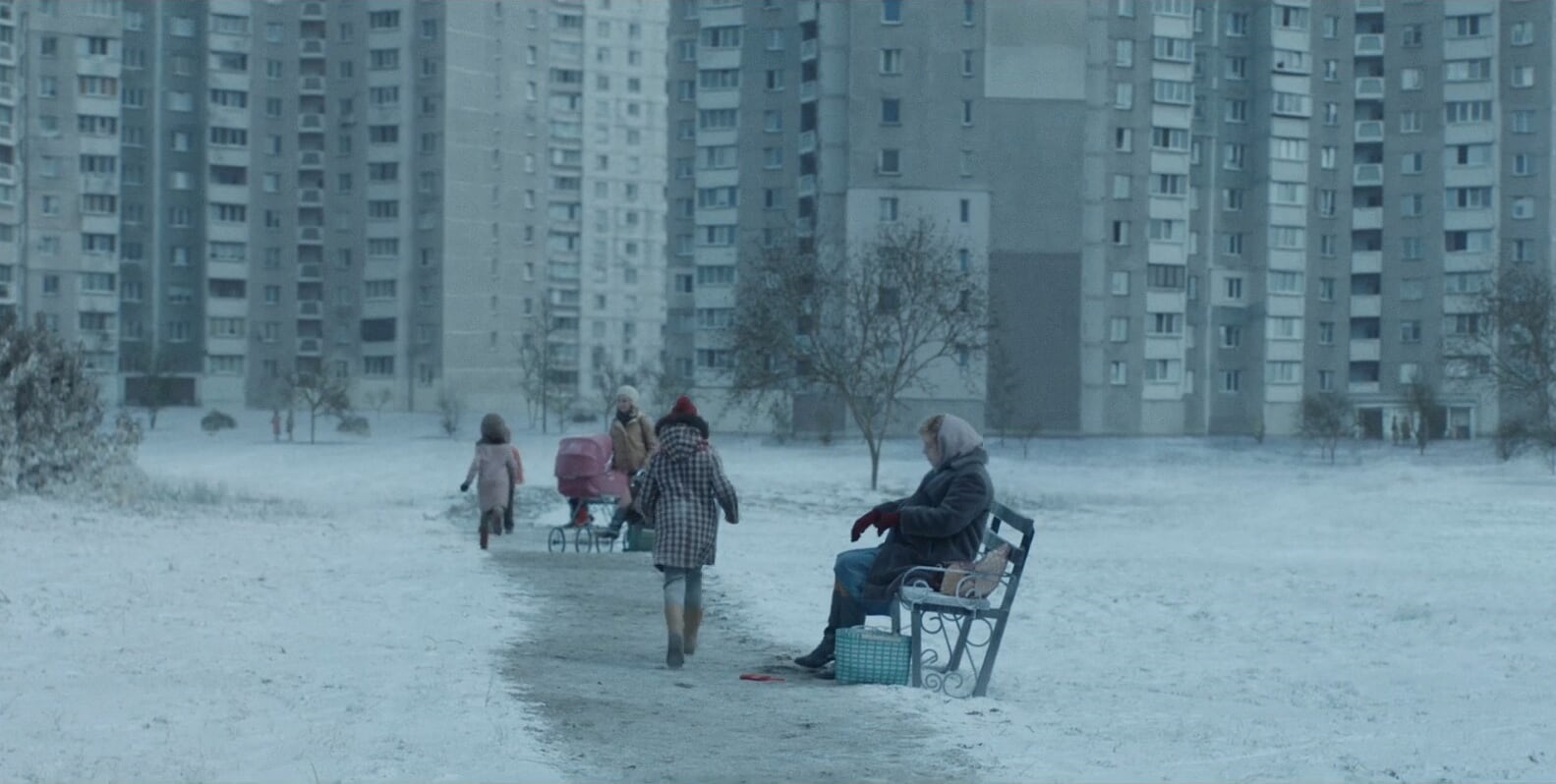 Лето превратили в зиму: как на киевской Троещине снимали "Чернобыль" (видео)