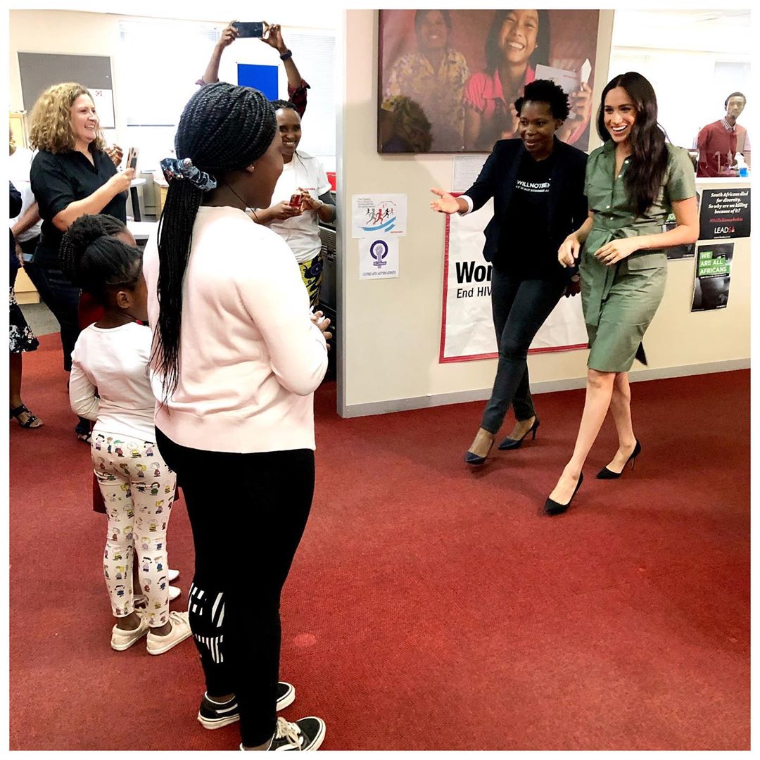 Само очарование: Меган Маркл блистает в белоснежном платье любимого фасона